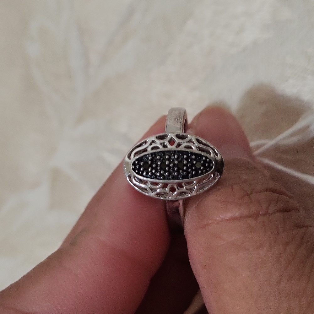 Size 7 silver ring - Picture 5 of 5